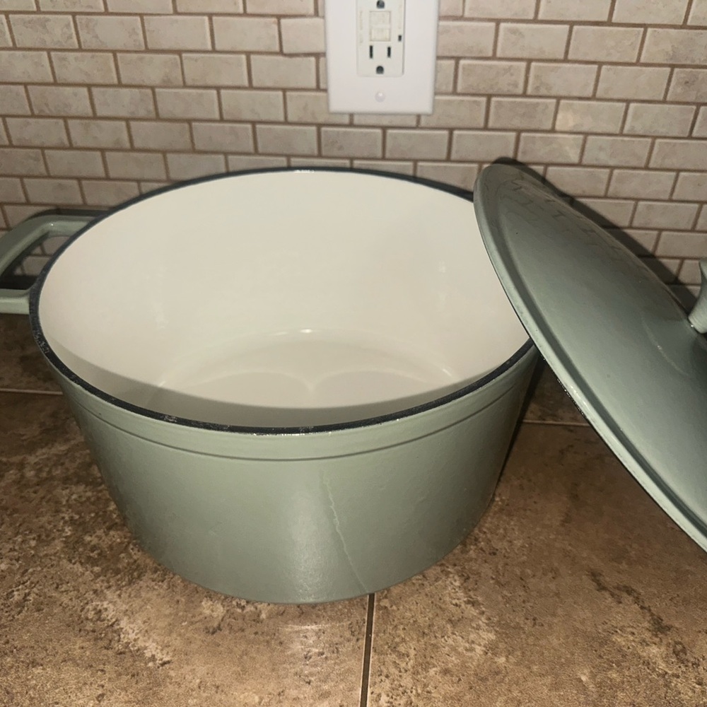 Figmint 7.5 qt Cast Iron Dutch Oven